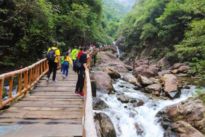 中國落差最大的瀑布,負離子含量極高,位列廣東景區天然氧吧之首 中國落差最大的瀑布,負離子含量極高,位列廣東景區天然氧吧之首