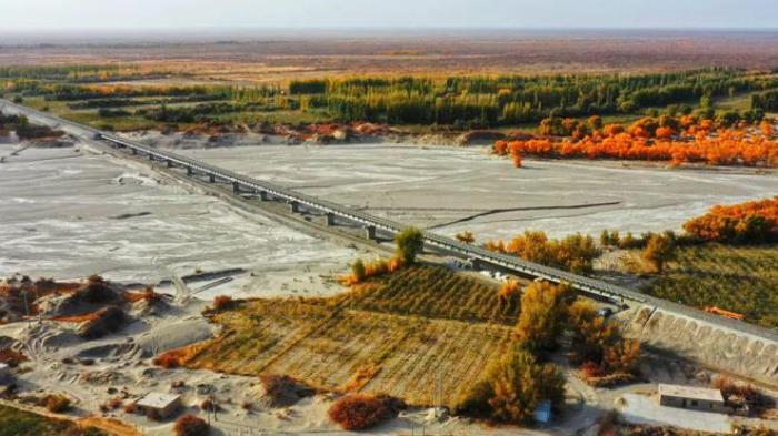 南疆環線鐵路，是如何環繞我國最大沙漠的？