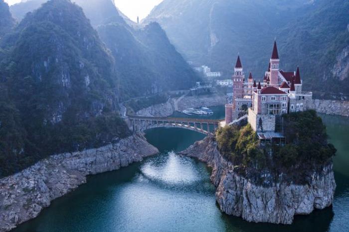 貴州富豪耗資2.4億,在湖中孤島上建了座神秘城堡,號稱中國唯一 貴州富豪耗資2.4億,在湖中孤島上建了座神秘城堡,號稱中國唯一