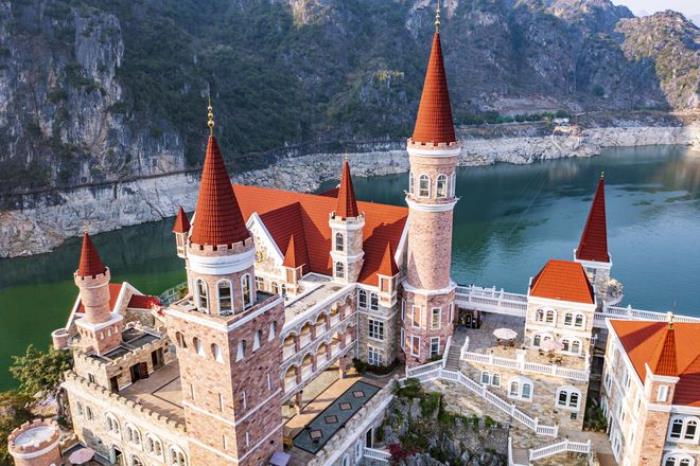 貴州富豪耗資2.4億,在湖中孤島上建了座神秘城堡,號稱中國唯一 貴州富豪耗資2.4億,在湖中孤島上建了座神秘城堡,號稱中國唯一