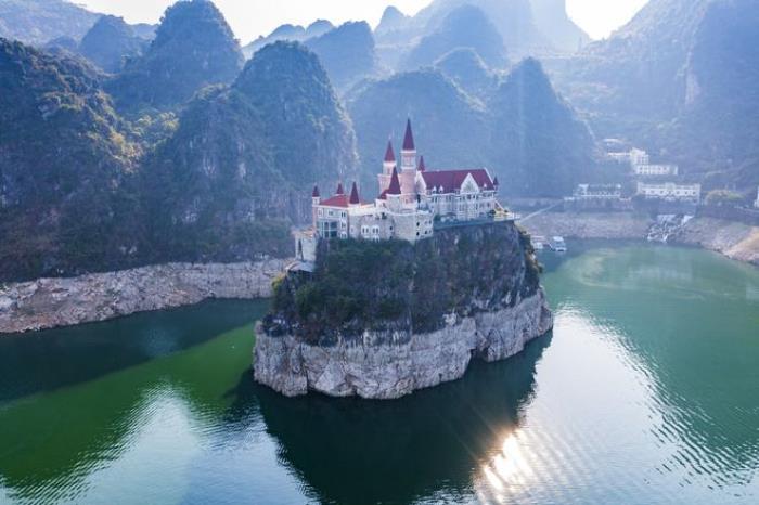 貴州富豪耗資2.4億,在湖中孤島上建了座神秘城堡,號稱中國唯一 貴州富豪耗資2.4億,在湖中孤島上建了座神秘城堡,號稱中國唯一