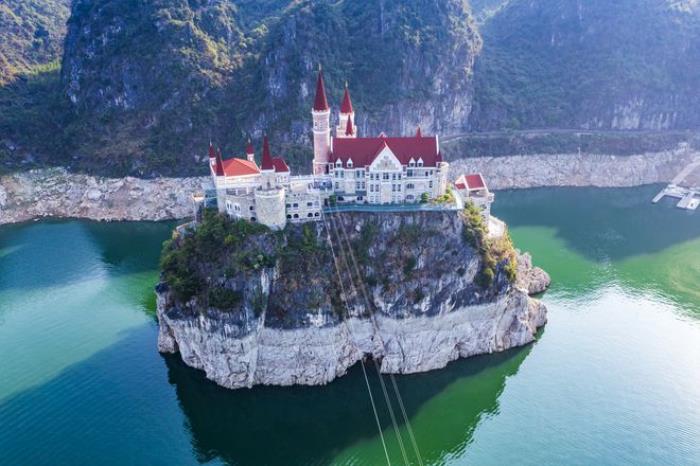 貴州富豪耗資2.4億,在湖中孤島上建了座神秘城堡,號稱中國唯一 貴州富豪耗資2.4億,在湖中孤島上建了座神秘城堡,號稱中國唯一