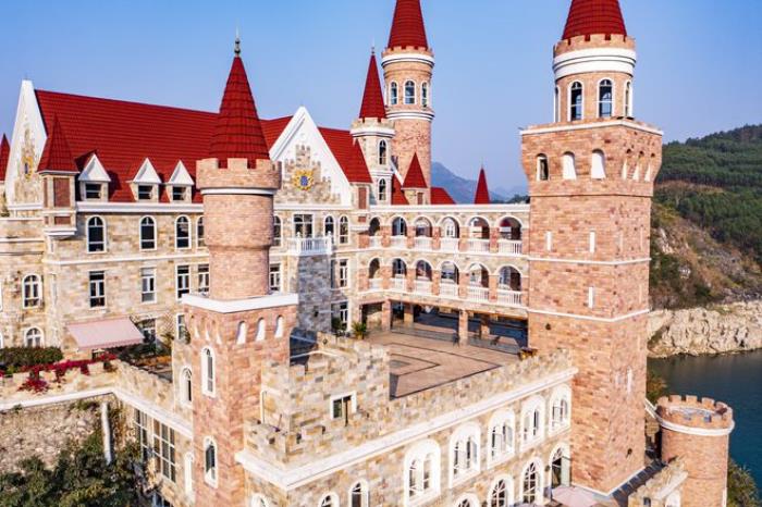 貴州富豪耗資2.4億,在湖中孤島上建了座神秘城堡,號稱中國唯一 貴州富豪耗資2.4億,在湖中孤島上建了座神秘城堡,號稱中國唯一