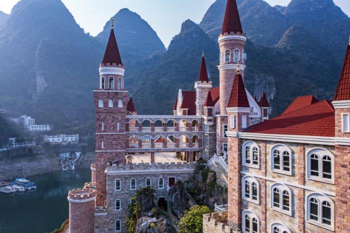 貴州富豪耗資2.4億,在湖中孤島上建了座神秘城堡,號稱中國唯一 貴州富豪耗資2.4億,在湖中孤島上建了座神秘城堡,號稱中國唯一