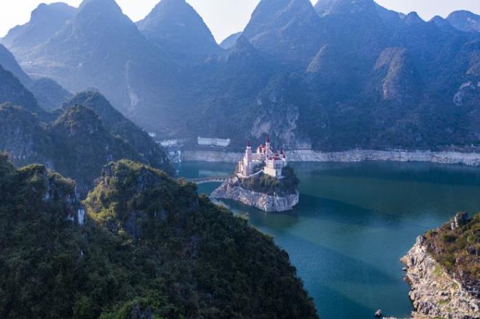 貴州富豪耗資2.4億,在湖中孤島上建了座神秘城堡,號稱中國唯一 貴州富豪耗資2.4億,在湖中孤島上建了座神秘城堡,號稱中國唯一