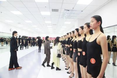 上海學(xué)生伴游兼職，給您一個(gè)一勞永逸的選擇，屌