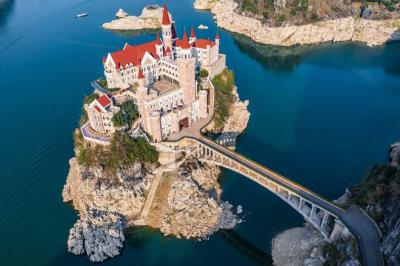 貴州富豪耗資2.4億，在湖中孤島上建了座神秘